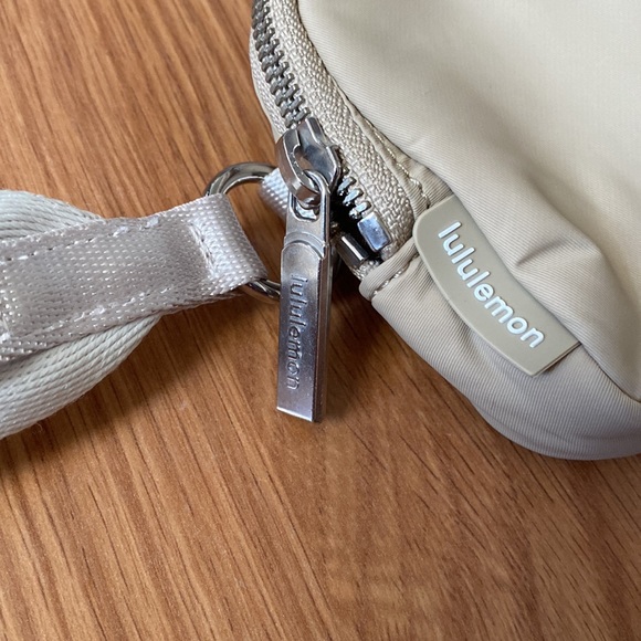 ❤️ Lululemon Everywhere Cross Body Bag Trench/White Opal - Picture 7 of 7